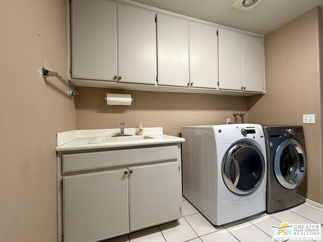 Building Photo - 9939 Vía Real