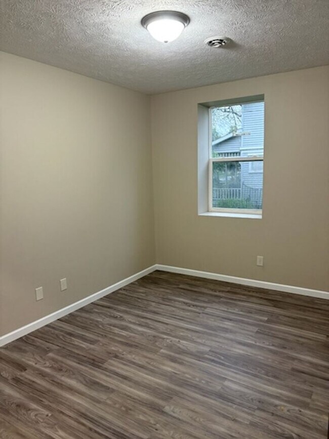 Building Photo - Two bedroom apartment