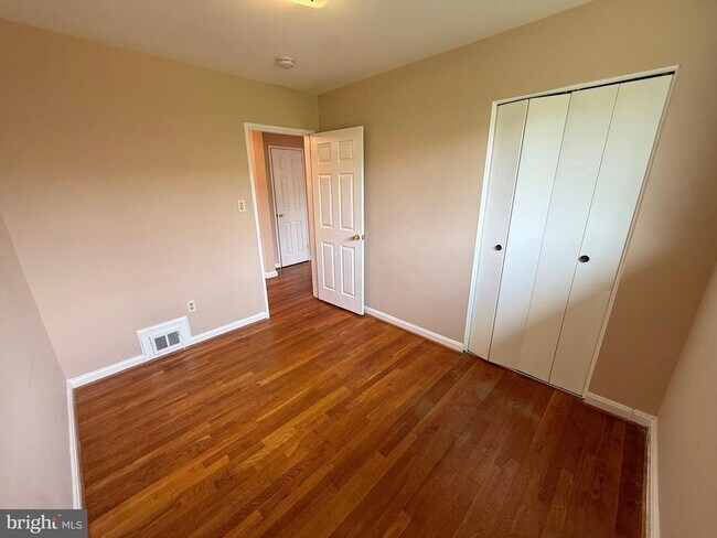 Building Photo - 7104 Adelphi Rd