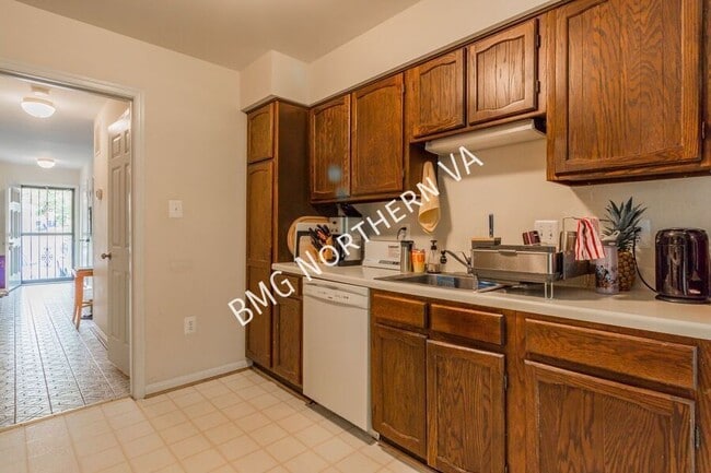 Building Photo - 3019 Seven Oaks Pl