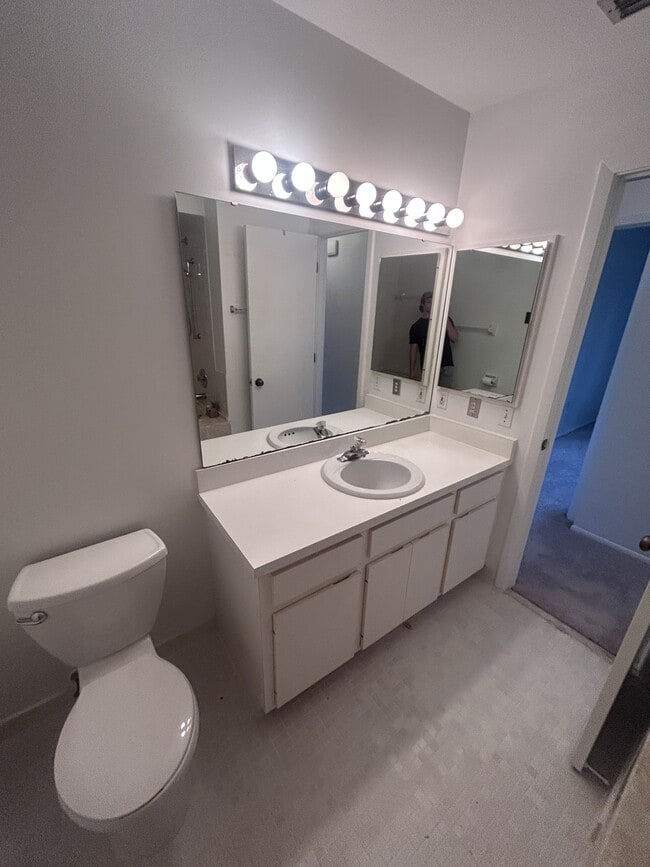 Building Photo - 5785 Gardens Dr