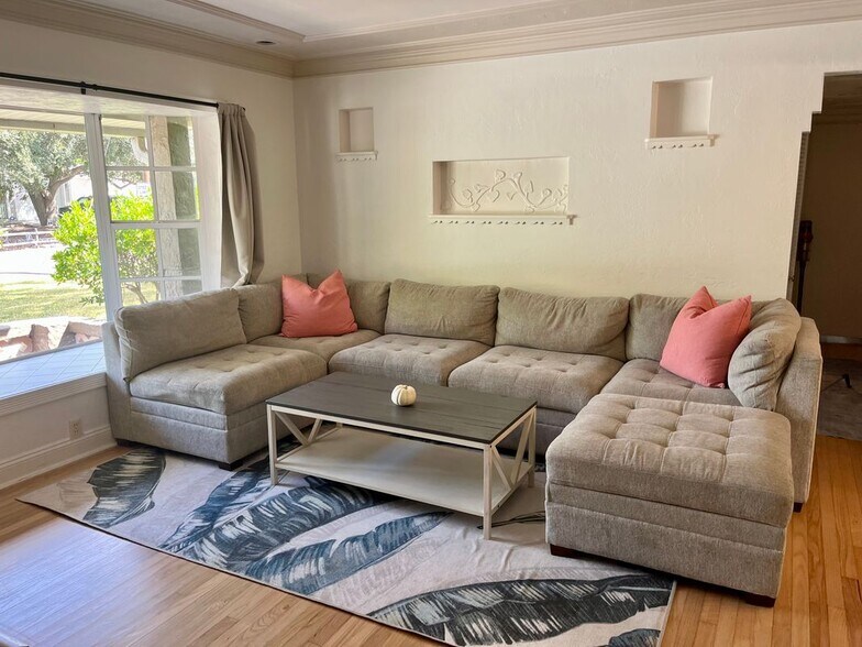 Building Photo - 6326 8th Ave N