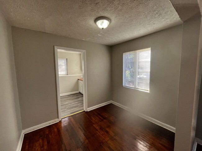 Building Photo - **ON HOLD**Total Electric - 2 Bedroom / 1 ...