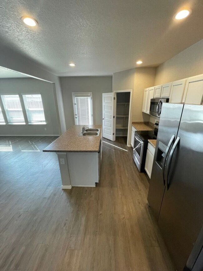 Building Photo - Room to Live & Grow | Modern 4-Bed, 2.5-Bath Home with Fenced Backyard in Saint Hedwig!