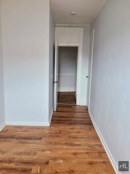 Building Photo - 4BR 1BA Plus Size Rent Stabilized Pre War Corner Unit in Ditmas Park