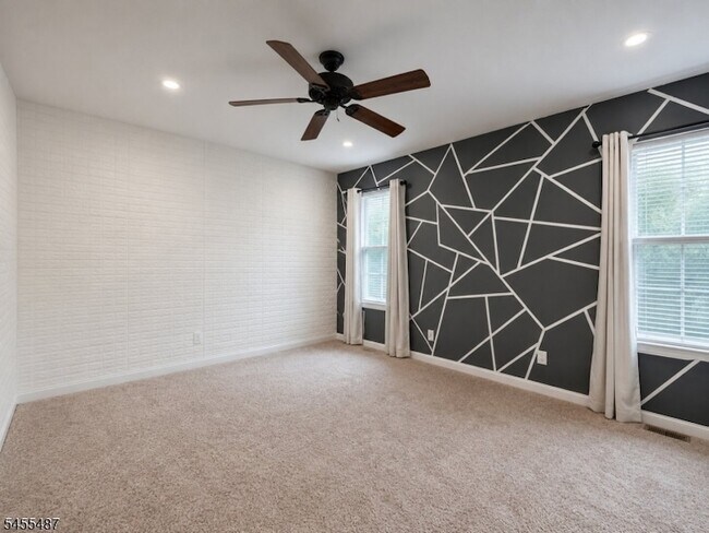 Building Photo - 121 Harrow Dr