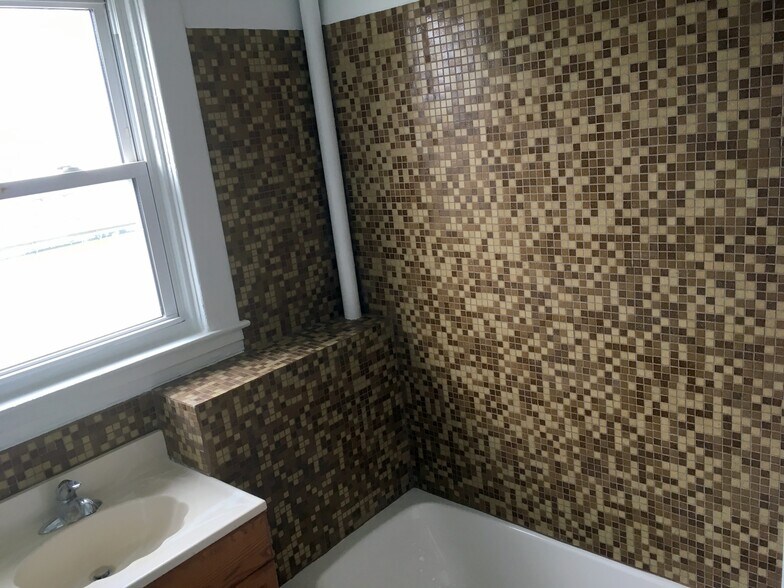 Building Photo - 2904 Chesley Ave
