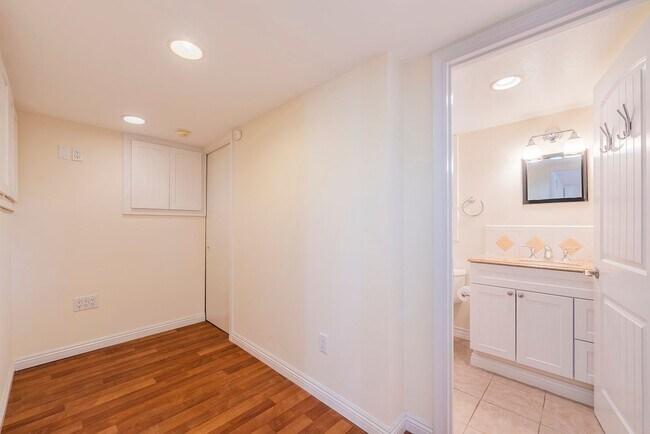 Building Photo - Super Cute 3bed 2 bath home with peek-a-boo ocean view South Redondo