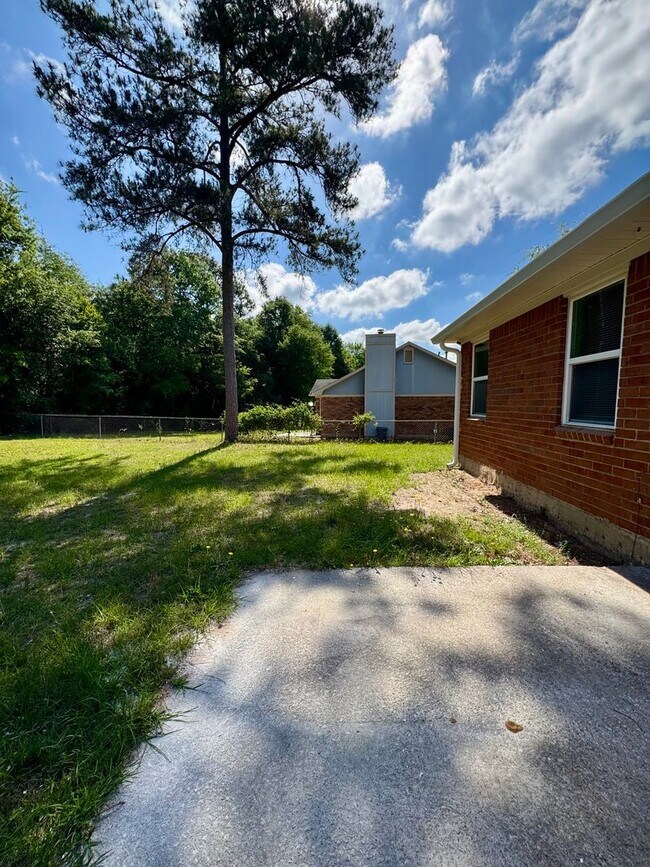 Building Photo - Charming 3 Bedroom, 2 Bath Home Available Now!