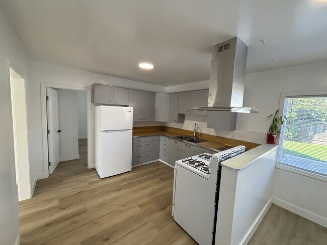 Building Photo - "Cozy Elegance Awaits: 3-Bed, 2-Bath Gem w...