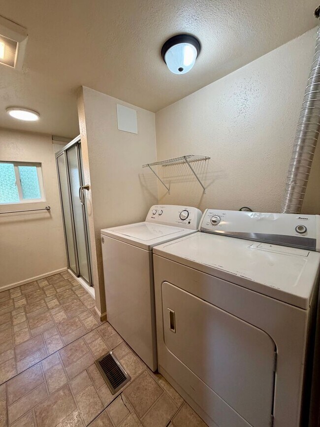 Building Photo - Cozy 3BR Home with Fenced Yard – Available Now!