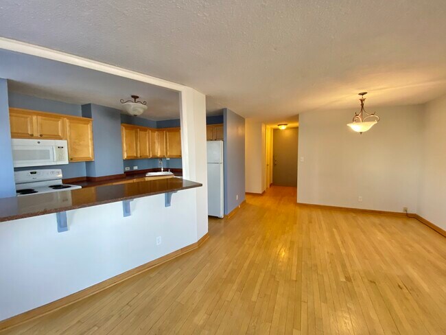 Building Photo - 1919 N Summit Ave