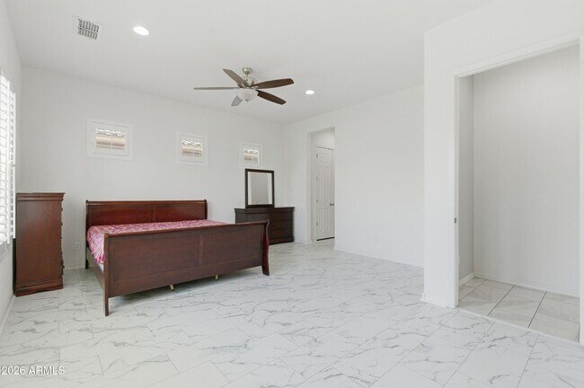 Building Photo - 1083 E Holland Park Dr