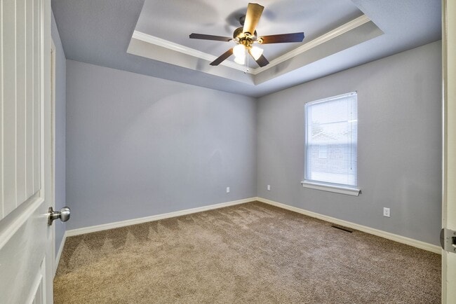 Building Photo - Beautiful 3 bed / 2.5 bath duplex with two car garage - Minutes from U of A!