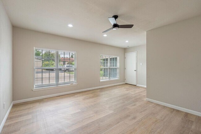 Building Photo - 1204 Spearson Ln