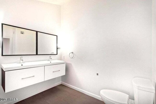 Building Photo - 1530 S River Dr