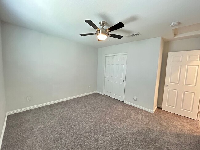Building Photo - Cozy 2-Bedroom 2-Bathroom Townhouse in Gated Community!