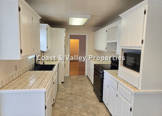 Building Photo - Charming 3-Bedroom Home in Monterey