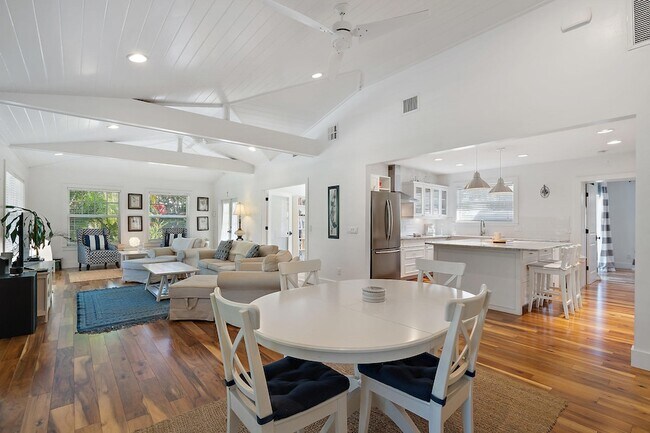 Building Photo - 461 Jupiter Ln