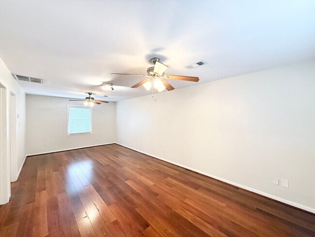 Building Photo - BRA11