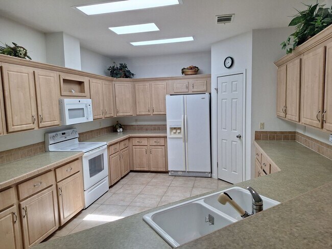 Building Photo - FURNISHED LONG TERM RENTAL-Lighthouse Cove