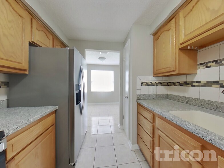 Building Photo - 2663 Kenwood Dr E