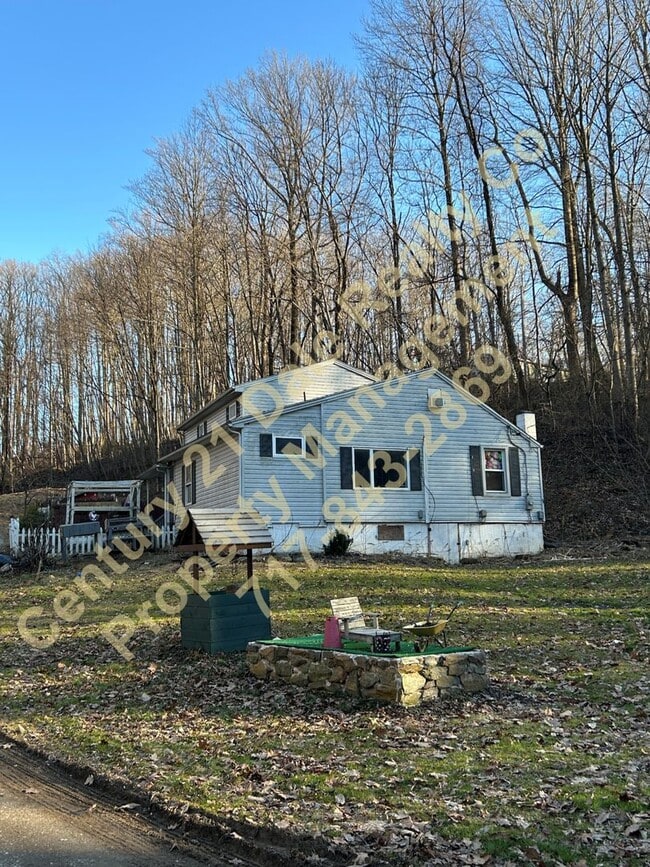 Building Photo - Large 3 Bedroom, 2 Bath Pet friendly home with off street parking and a 600sqft detached garage