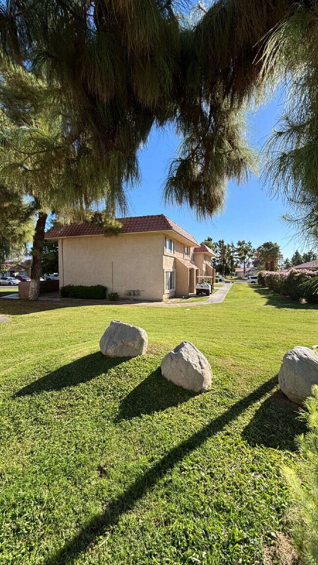 Building Photo - 2 Bedrooms Townhome Availble For Rent in Indio