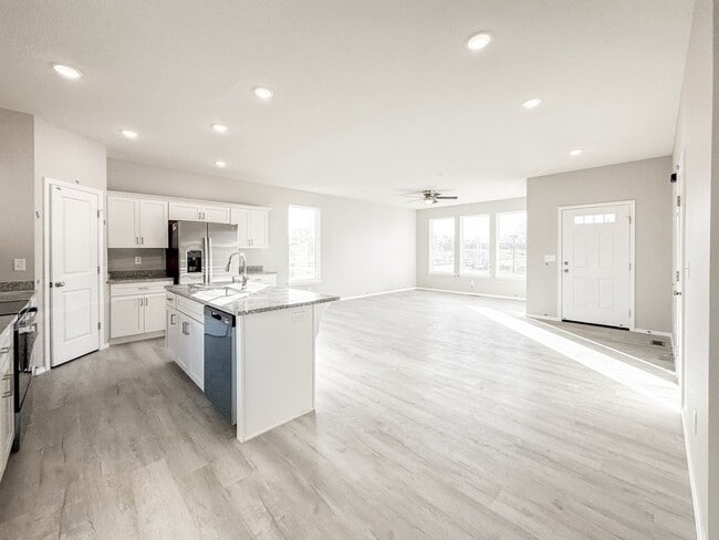 Building Photo - Brand New Home!!