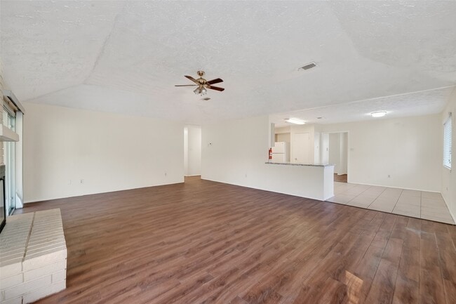 Building Photo - 15811 Pfeiffer Dr