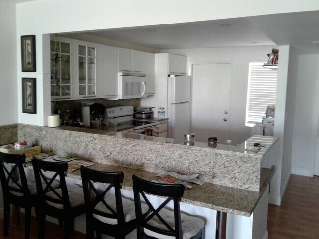 Building Photo - 3051 S Palm Aire Dr