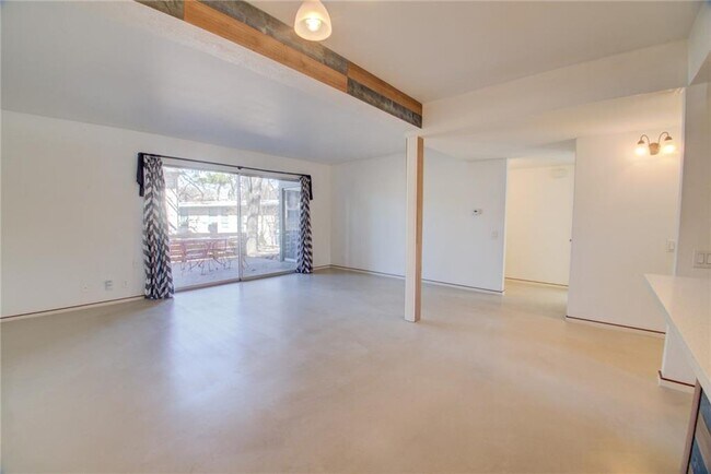 Building Photo - 1304 Mariposa Dr