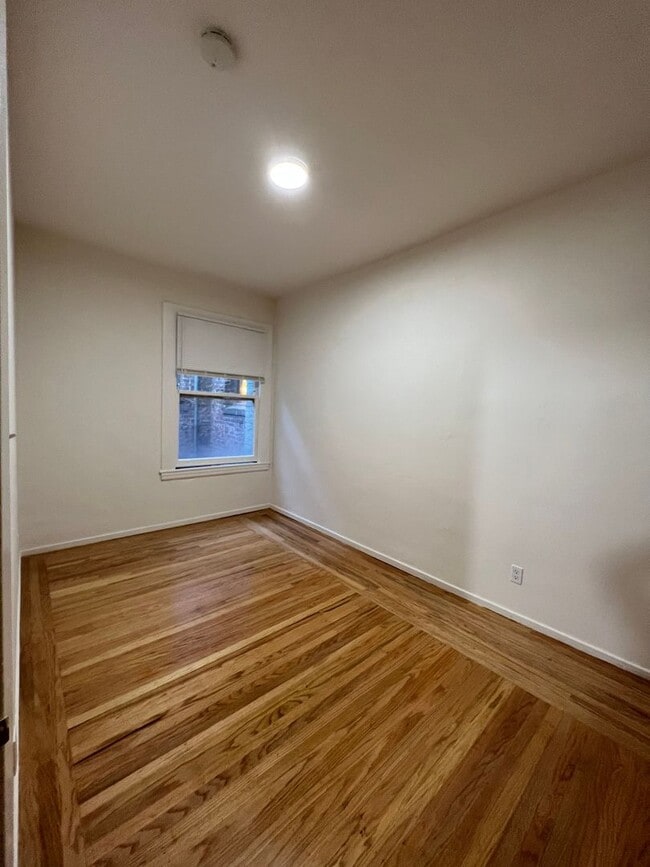 Building Photo - 841 Clay St