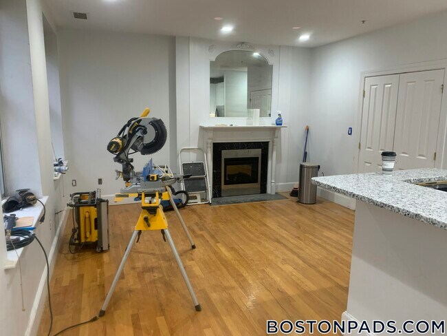 Building Photo - 140 Boylston St