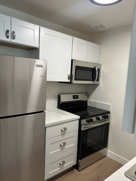 All new stainless steel appliances - 5259 Corteen Pl