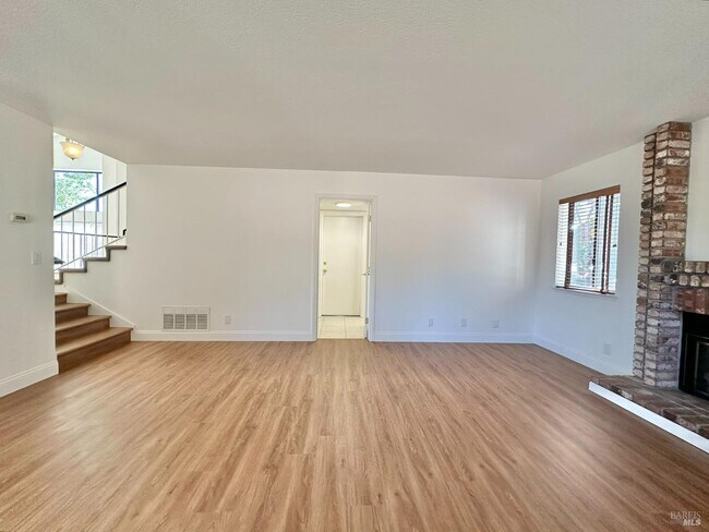 Building Photo - 768 Rose Dr
