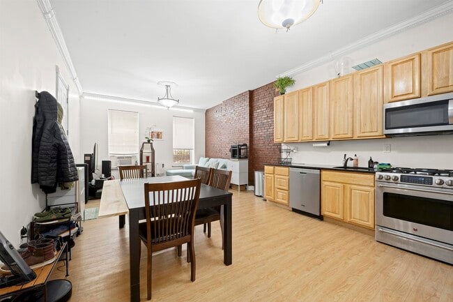 Primary Photo - 215 1st St