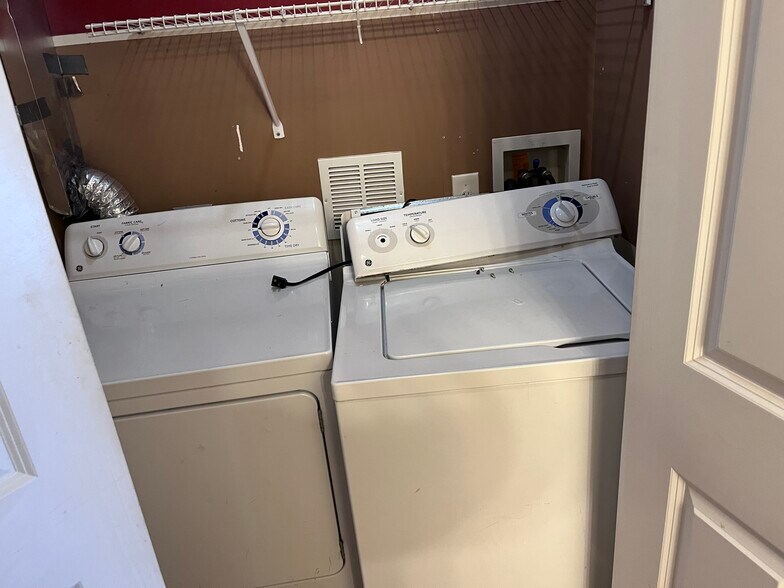 Building Photo - 2395 Maple Hedge Way