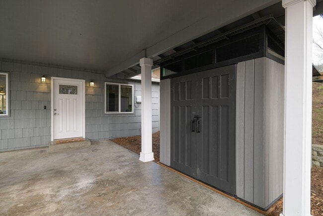 Building Photo - Stylish, Spacious & Steps from WWU and Fai...