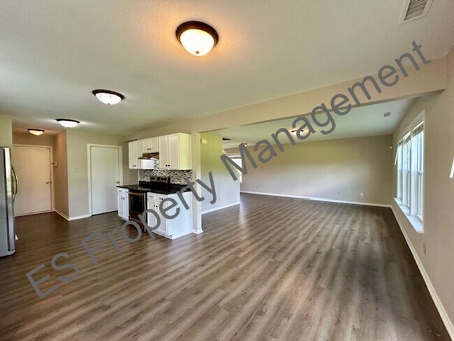 Building Photo - Great 3 Bedroom 2.5 Bathroom Two Story Home with Loft in Lawrence!