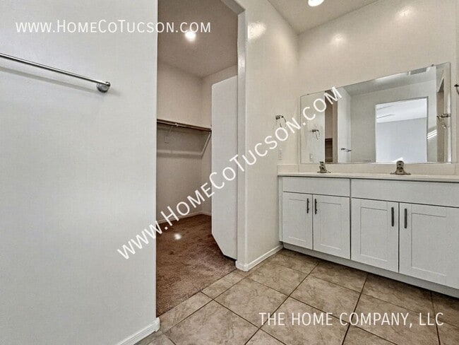 Building Photo - 7140 S Via Gaucho Viejo