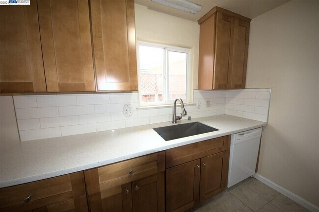 Building Photo - 1345 Kingfisher Way