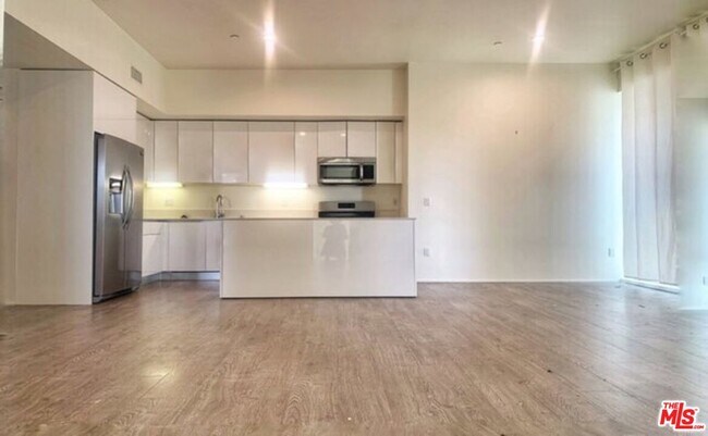 Building Photo - 1038 S Mariposa Ave