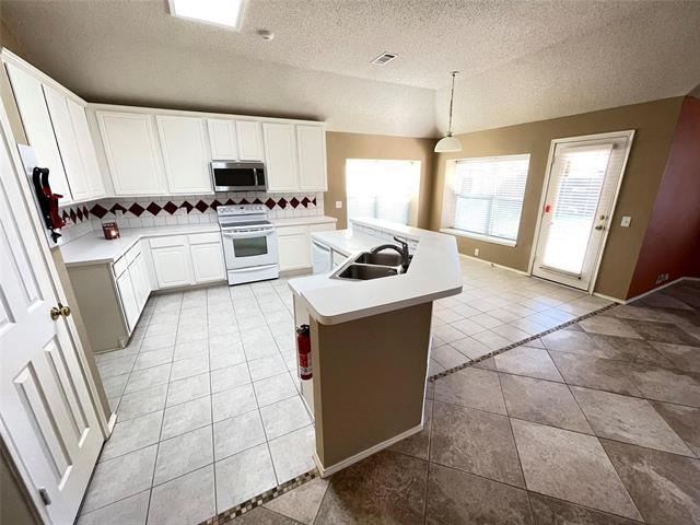 Building Photo - 11082 Clearstream Ln