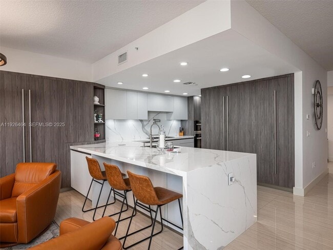 Building Photo - 3415 N Ocean Dr