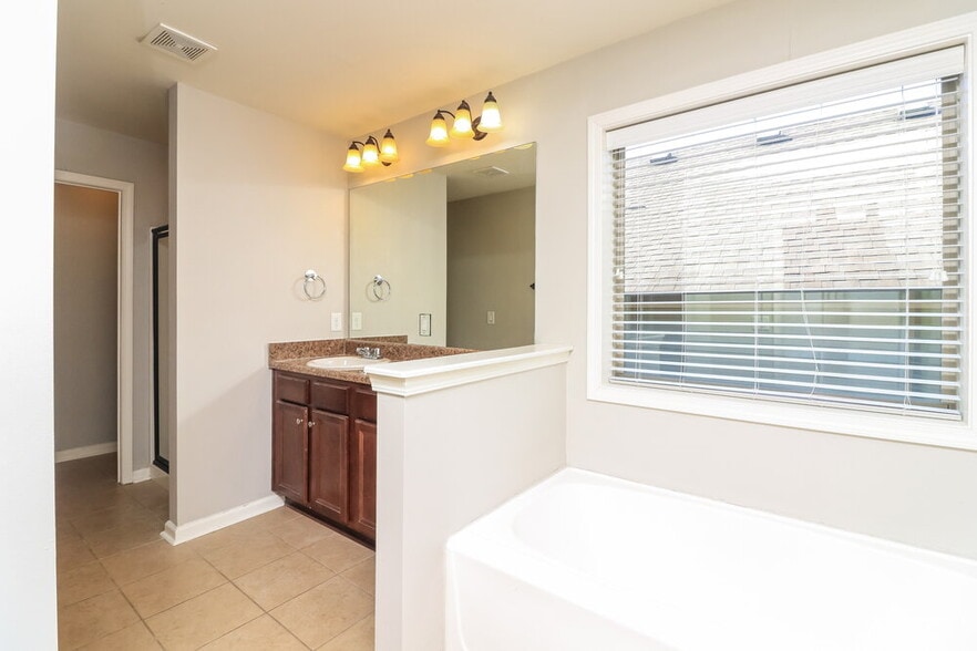 Building Photo - 522 Broughton Dr