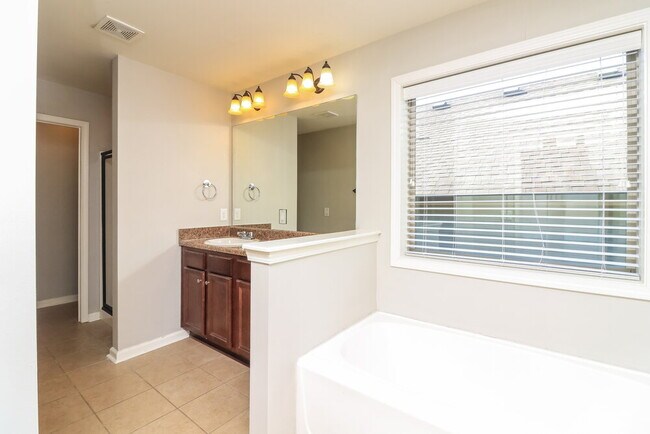 Building Photo - 522 Broughton Dr