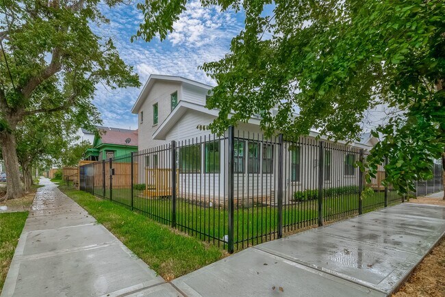 Building Photo - 2702 Delano St