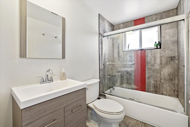 Bathroom w/Linen Closet - 2819 W 3rd Ave