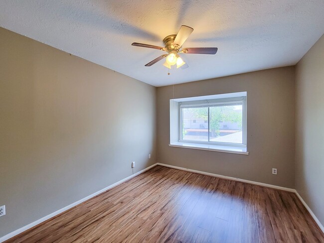 Building Photo - Quite neighborhood town home with gate, ne...